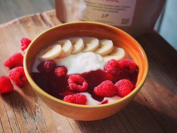 Yogurt raspberry smoothie bowl