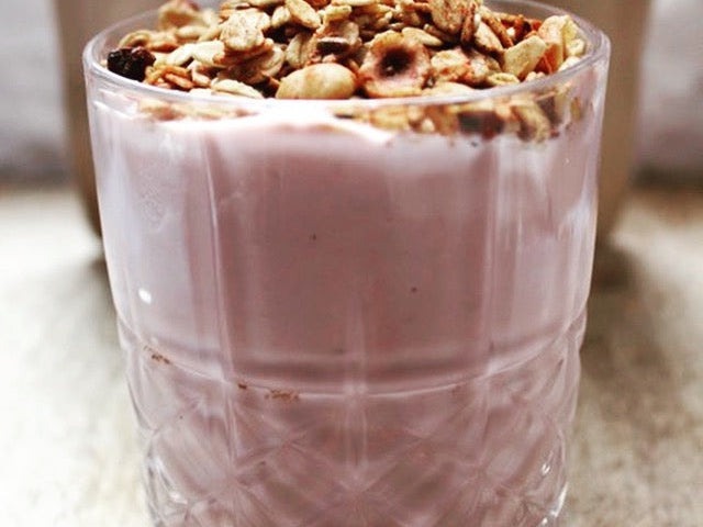 Strawberry, yogurt and granola smoothie bowl