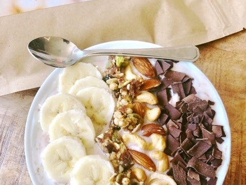 Schokoladen-, Bananen- und Nuss-Smoothie-Bowl