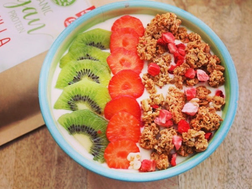 Kiwi, strawberry and granola smoothie bowl