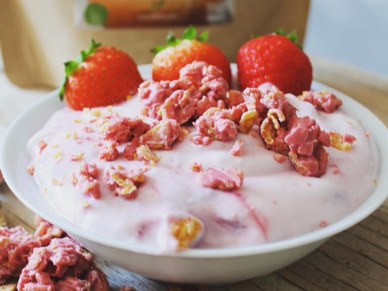 Crunchy aardbeien smoothie bowl – recept