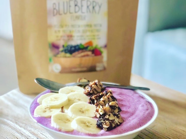 Banaan, frambozen en blauwe bessen smoothiebowl met chocolade – recept
