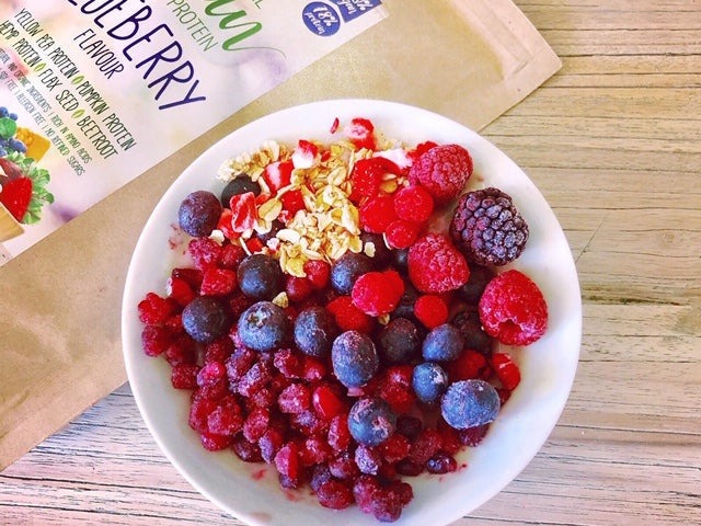Granaatappel, blauwe bessen en frambozen smoothie bowl – recept