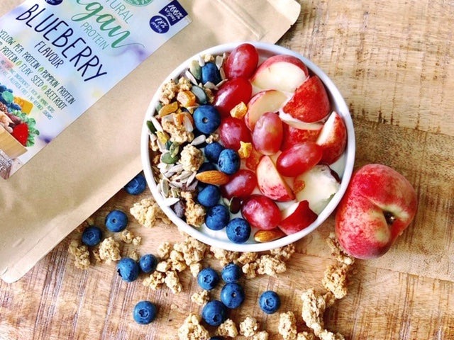 Perzik, blauwe bessen en granola smoothie bowl – recept