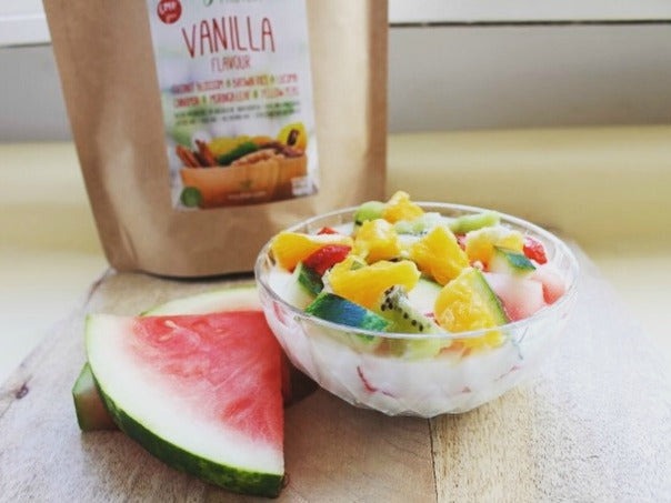 Vanille-Smoothie-Bowl mit Kiwi, Wassermelone und Apfel