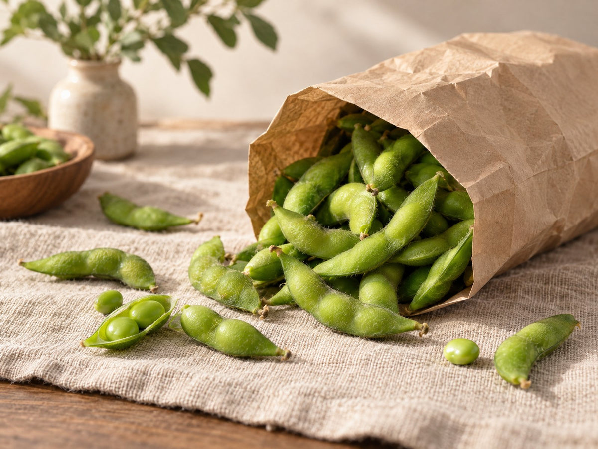 Verse edamame-peulen uit een papieren zak op linnen