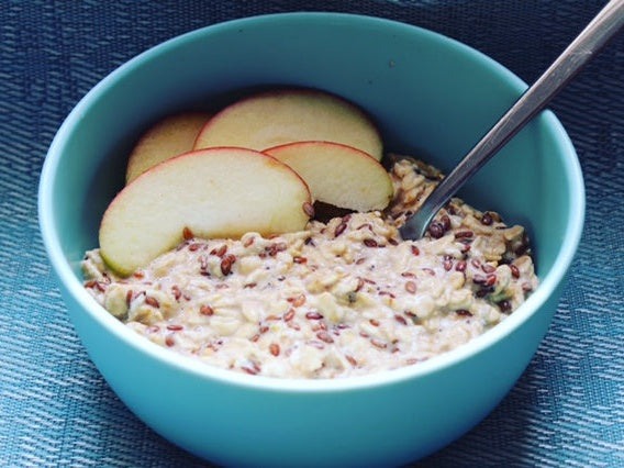 Overnight oats with apple, cinnamon and protein