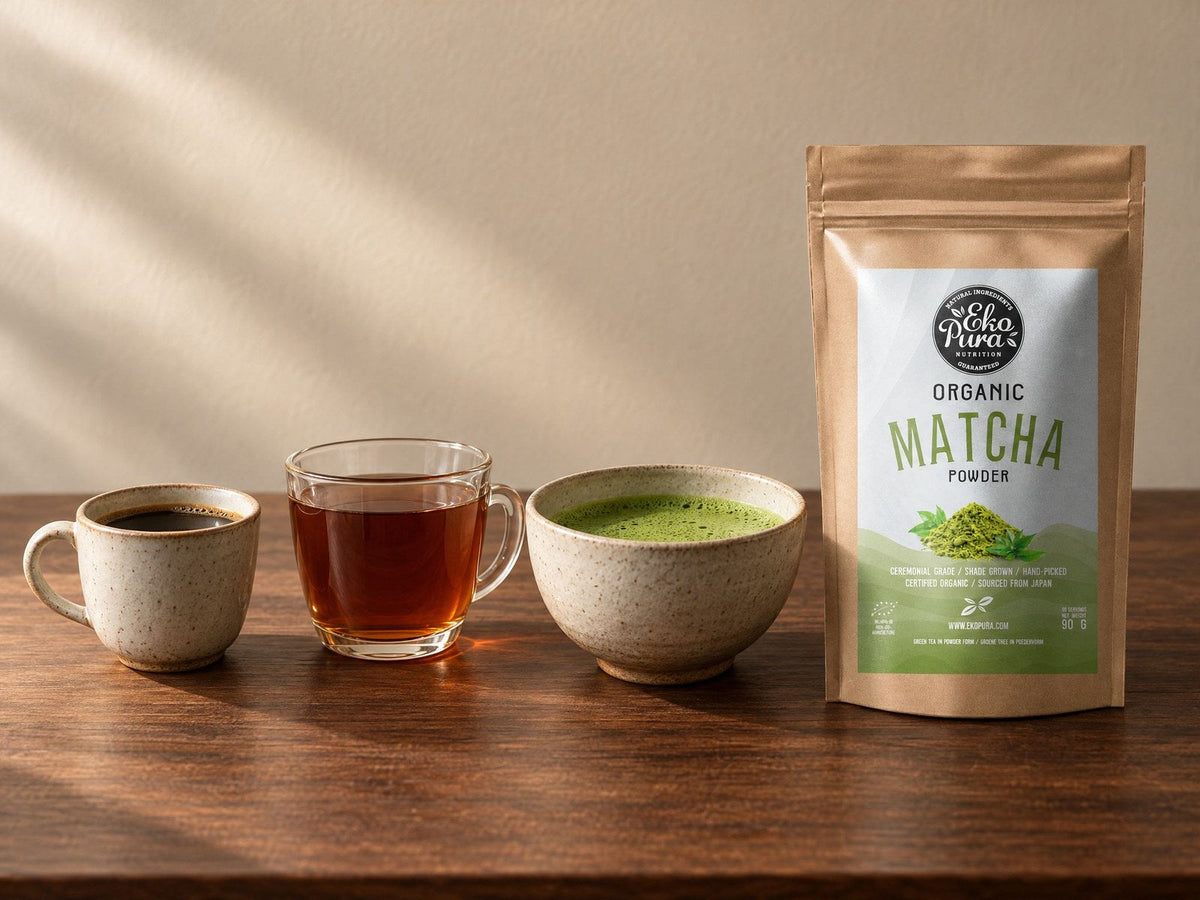 Een kop koffie, een glas zwarte thee en een kom matcha naast elkaar, met Ekopura Matcha Poeder Bio