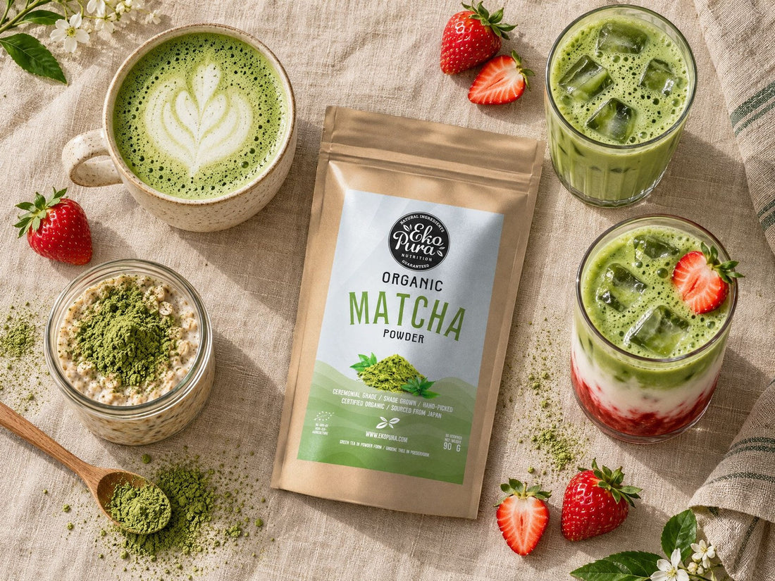 Matcha latte, iced matcha latte, strawberry matcha latte e overnight oats al matcha accanto a Ekopura Matcha in polvere biologico