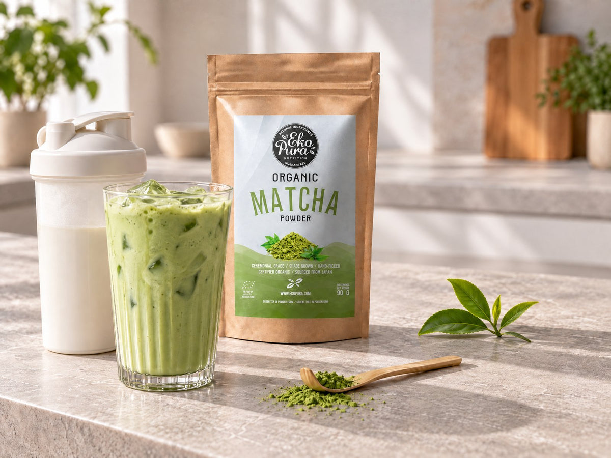 Protein matcha latte met ijs naast een shaker en Ekopura Matcha Poeder Bio