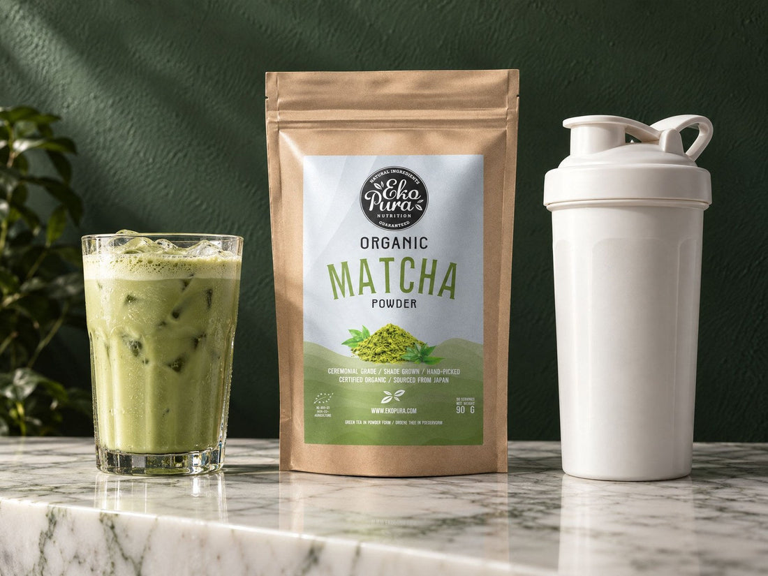 Matcha latte proteico con ghiaccio, accanto a uno shaker e a Ekopura Matcha in polvere biologico