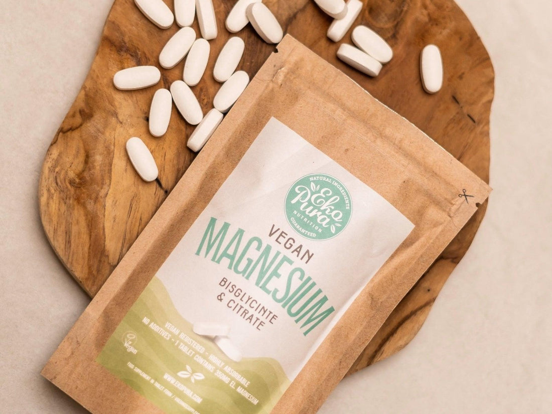 Ekopura Vegan Magnesium Bisglycinaat en Citraat met tabletten op olijfhout
