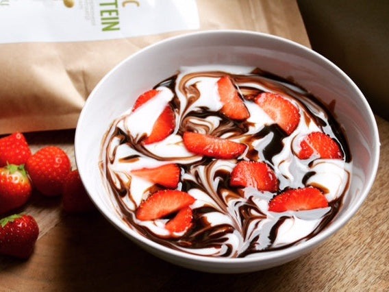 Strawberry chocolate smoothie bowl