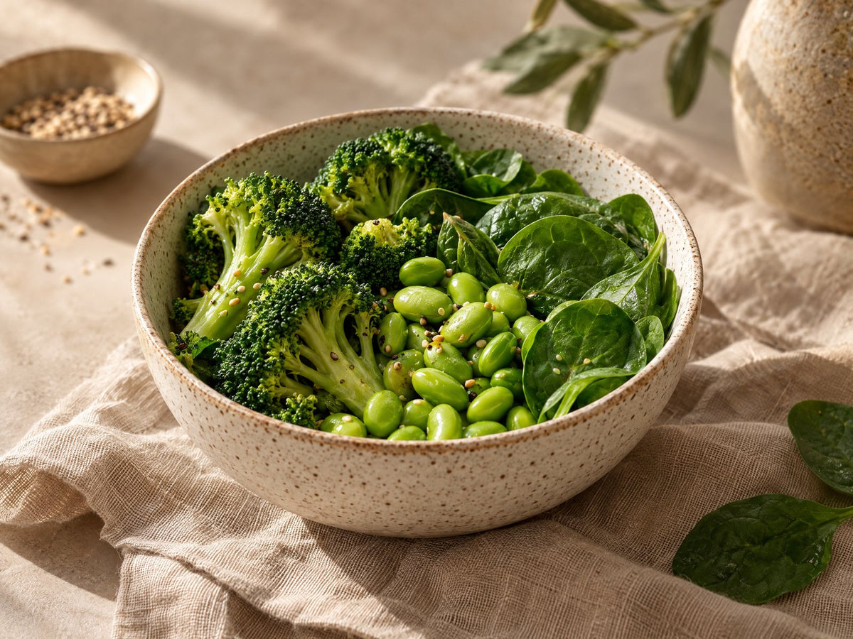 Broccoli, edamame en spinazie in een aardewerken kom op linnen