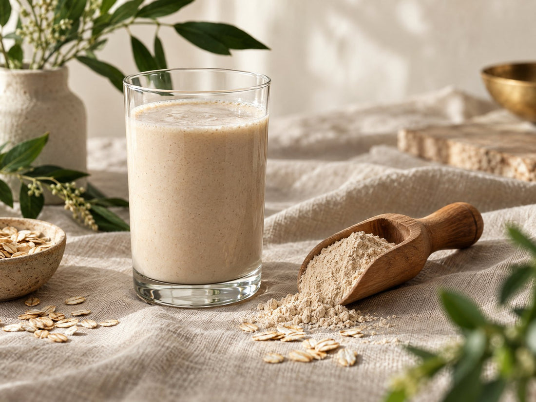 Proteineshake in een glas met een houten schep eiwitpoeder op linnen