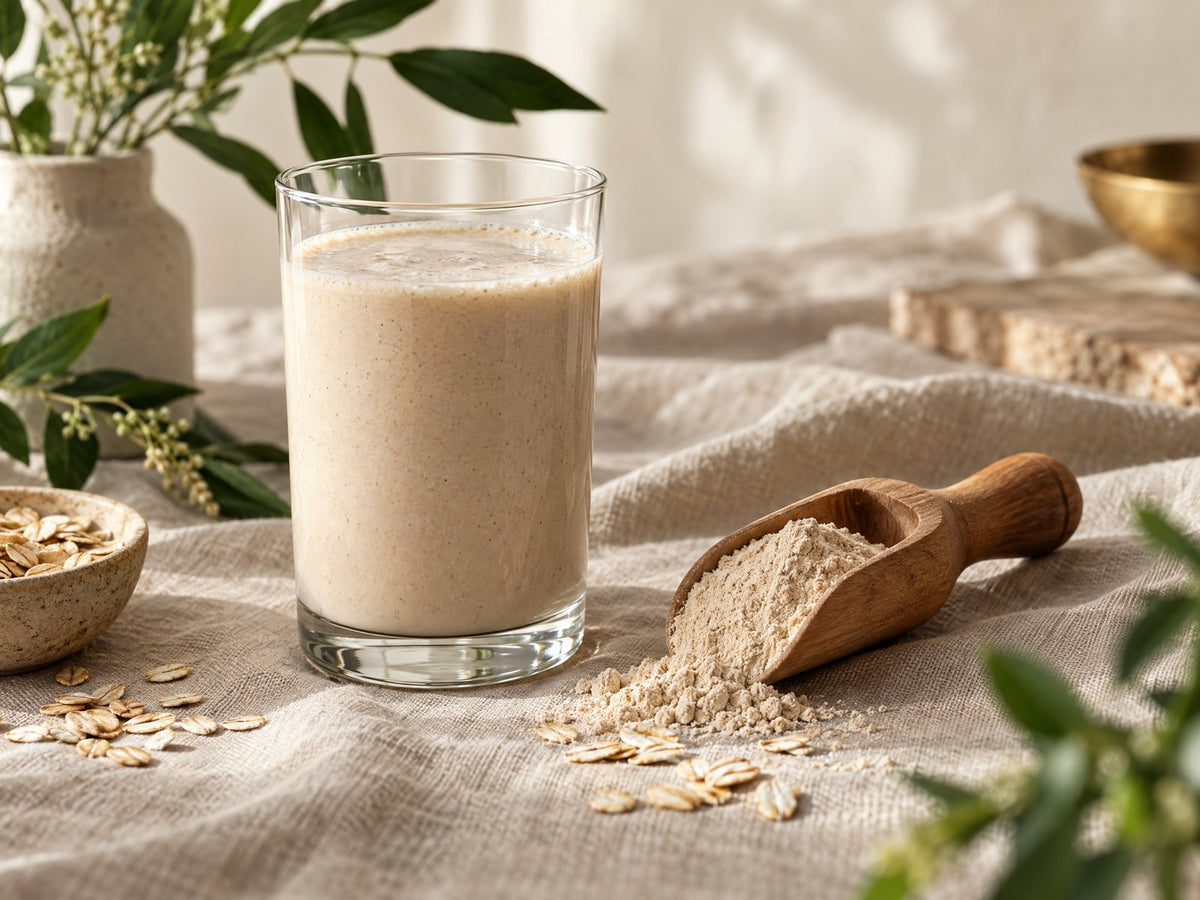 Proteineshake in een glas met een houten schep eiwitpoeder op linnen