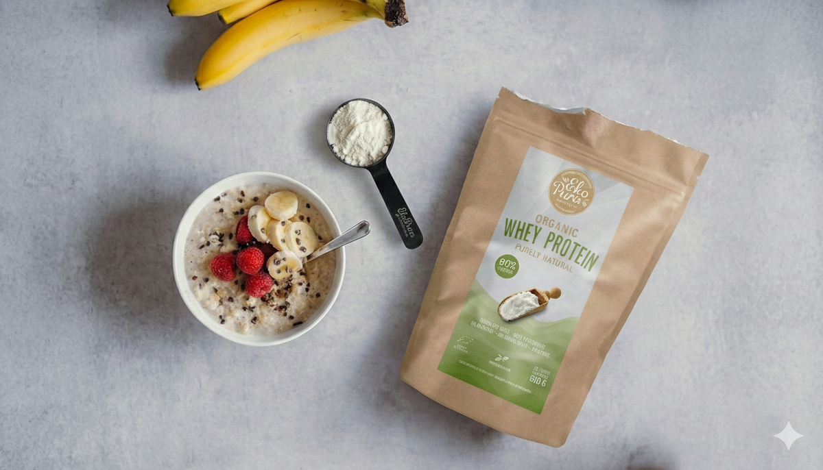 Protéine whey Ekopura à côté d’un bol de petit-déjeuner aux fruits