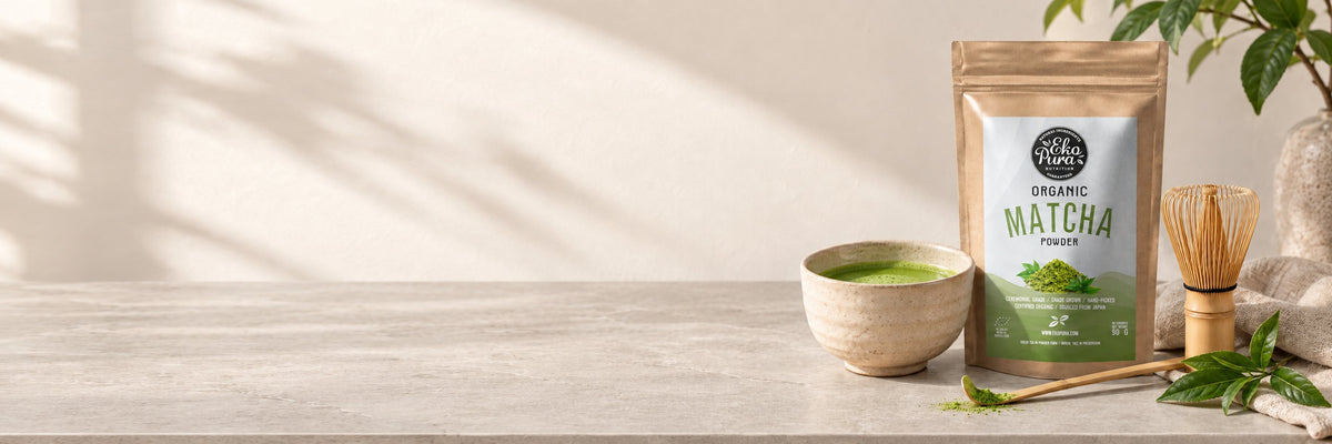 Ekopura Matcha Poeder Bio op een lichtgrijs stenen keukenblad
