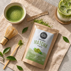 Ekopura Matcha Pulver Bio, geöffneter Beutel mit Matcha-Pulver neben einer Schale Matcha, einem Bambusbesen und einem Iced Matcha Latte
